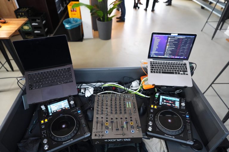 Cassollage – DJ-Technik für Events DJ-Technik von Cassollage mit Allen & Heath Xone:96 Mischpult, zwei Pioneer-DJ-Playern und zwei Laptops.