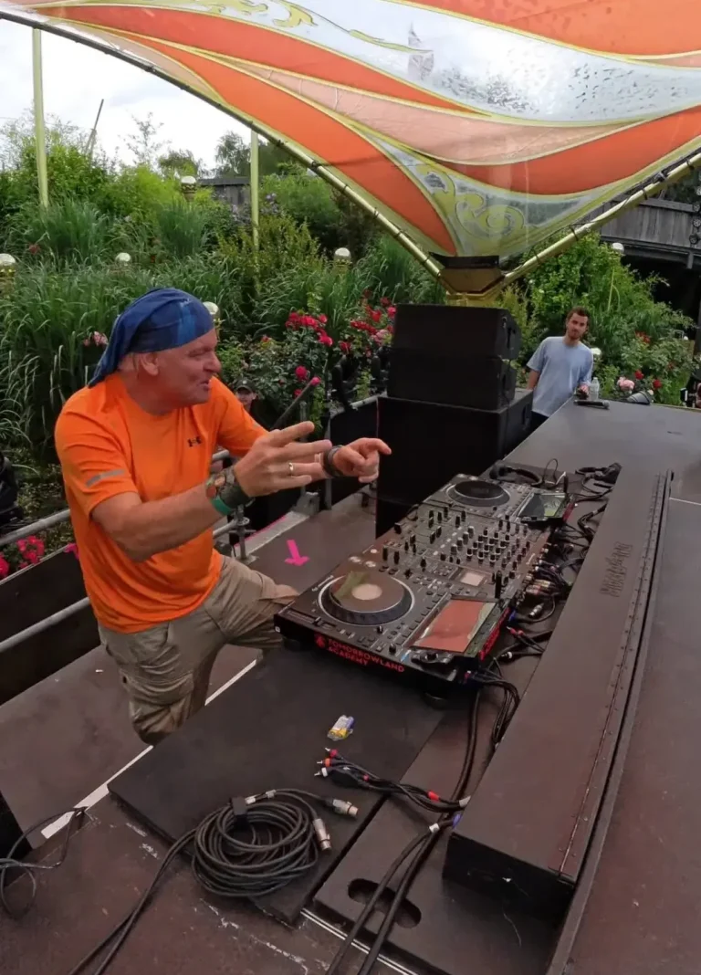 DJ Cassollage auf Tomorrowland 2024 DJ Cassollage auf der Rise Stage beim DJ Bootcamp Tomorrowland 2024