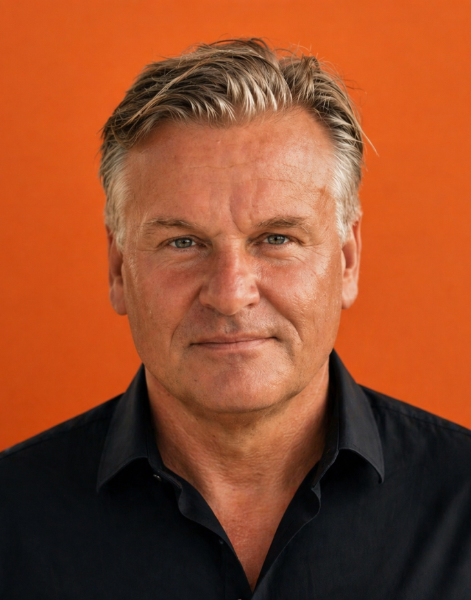 Carsten Esser – Produzent und Künstler hinter Cassollage Porträt des Düsseldorfer Produzenten und Cassollage-Künstlers Carsten Esser vor orangefarbenem Hintergrund.