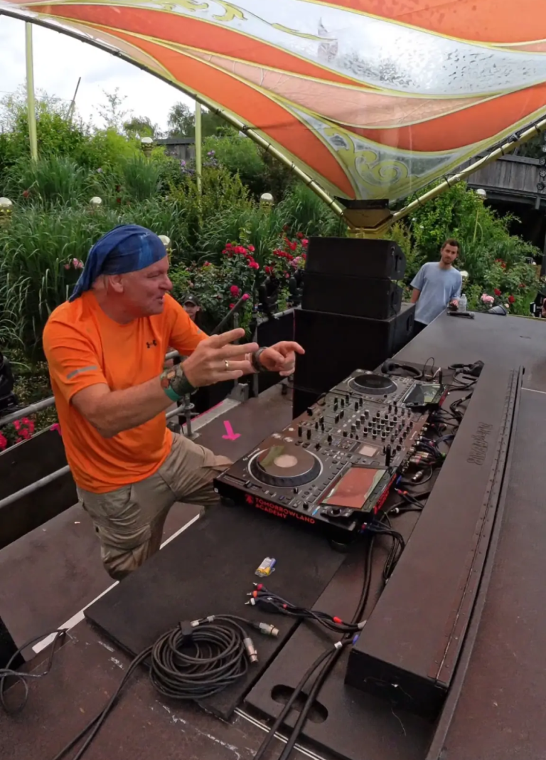 DJ Cassollage auf der Rise Stage beim DJ Bootcamp Tomorrowland 2024
