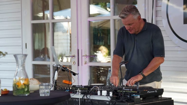 Cassollage live – Carsten Esser am DJ-Pult Carsten Esser von Cassollage bedient bei Tageslicht das Mischpult während eines DJ-Auftritts.