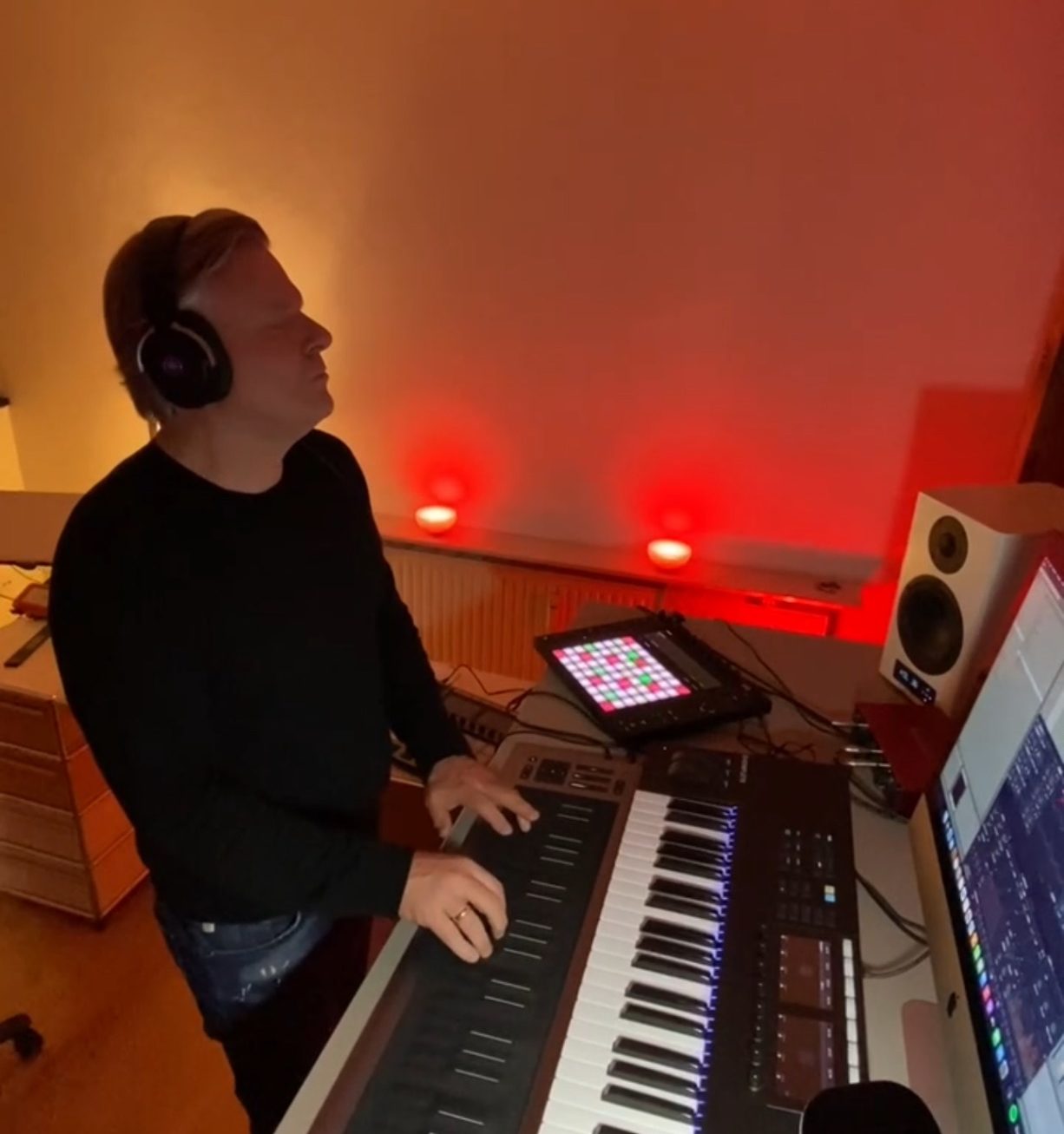 Carsten Esser – Musikproduktion im Cassollage Studio Carsten Esser arbeitet mit Kopfhörern und Keyboard an Musik im Cassollage Studio.